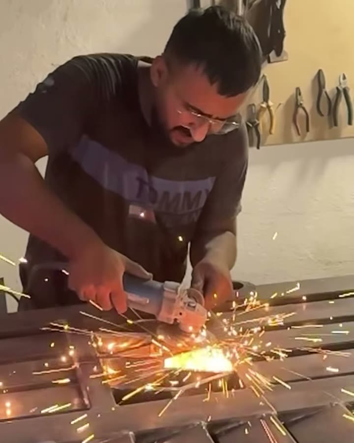 Prerje metali me fresë në punëtorinë Zanart Metal, Tiranë
